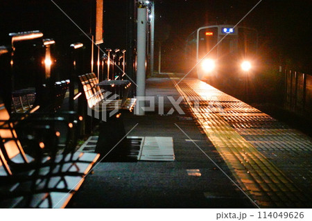 山梨県甲州市 夜の勝沼ぶどう郷駅 山梨県甲州市 夜の勝沼ぶどう郷駅 114049626