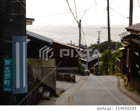新潟県佐渡市 相川の街並み 114050293