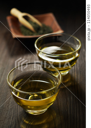冷たい緑茶と茶葉 冷たい緑茶と茶葉 114050493