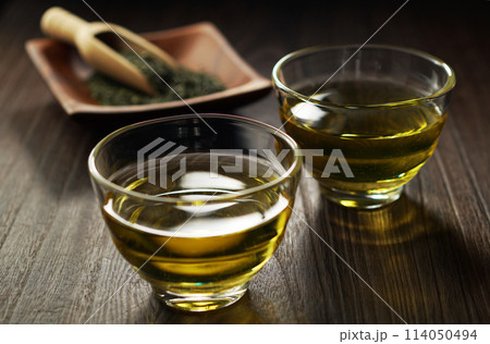 冷たい緑茶と茶葉 114050494