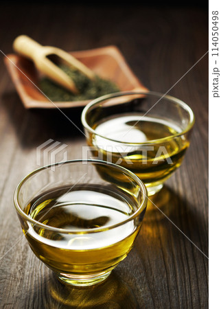 冷たい緑茶と茶葉 114050498