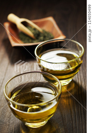 冷たい緑茶と茶葉 114050499