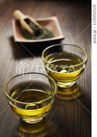 冷たい緑茶と茶葉 114050520