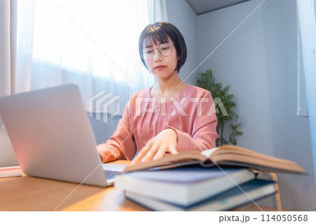 自宅で勉強/リモートワークをする女性/メガネ女子 自宅で勉強/リモートワークをする女性/メガネ女子 114050568