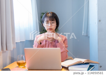 自宅で勉強/リモートワークをする女性/メガネ女子 自宅で勉強/リモートワークをする女性/メガネ女子 114050581