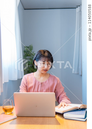 自宅で勉強/リモートワークをする女性/メガネ女子 114050588