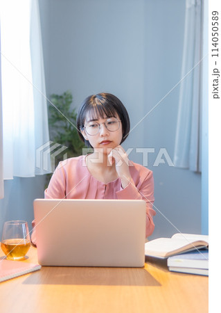 自宅で勉強/リモートワークをする女性/メガネ女子 114050589