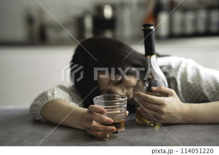 お酒に酔うミドル女性 お酒に酔うミドル女性 114051220