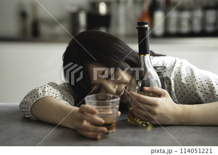 お酒に酔うミドル女性 114051221