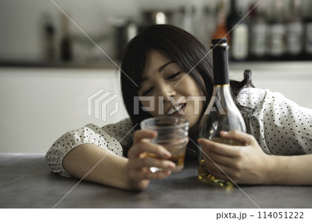お酒に酔うミドル女性 114051222