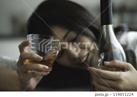 お酒に酔うミドル女性 114051224