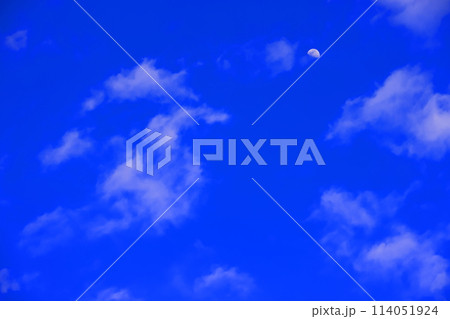 雲のある青空と月 (背景素材） 114051924