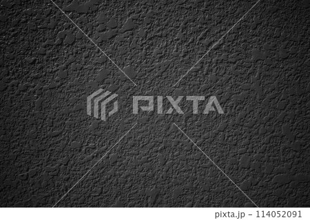 凹凸のある壁の背景素材　周辺減光 暗め モノクロ 114052091