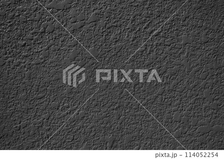凹凸のある壁の背景素材　暗め モノクロ 114052254