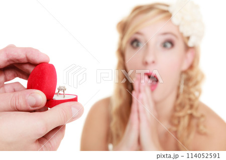 couple with wedding ring and gift box 114052591