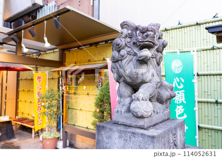 東京都港区　路地裏に鎮座する烏森神社 114052631