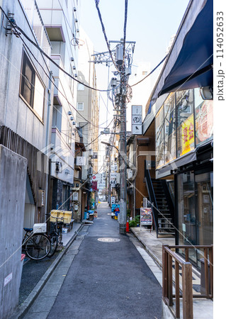 東京都港区　路地裏のレトロな街並み 114052633