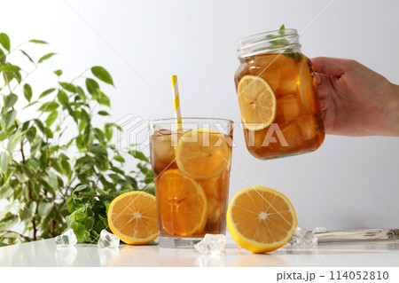 Cold tea with fresh oranges and mint leaves 114052810