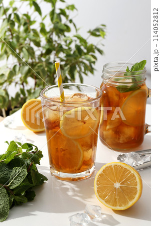 Cold tea with fresh oranges and mint leaves 114052812
