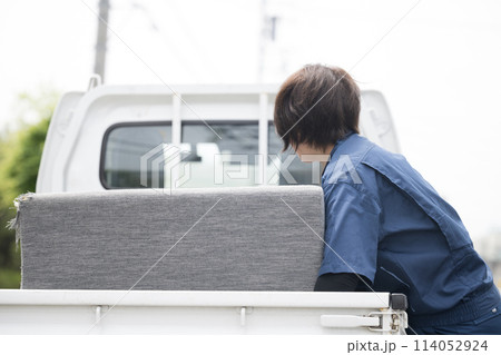 中年の作業着の女性　運送や配送業などのイメージ　廃品回収や不用品回収など　顔無しの後ろ姿 114052924