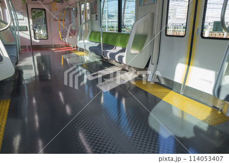 車内から見る電車 ホームに停車する電車 山手線 優先席 車内 (E235系) 車内から見る電車 ホームに停車する電車 山手線 優先席 車内 (E235系) 114053407