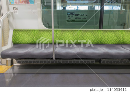 車内から見る電車　ホームに停車する電車　山手線　優先席　車内　(E235系) 114053411
