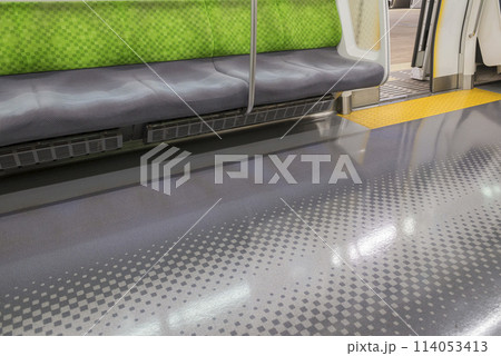 車内から見る電車　ホームに停車する電車　山手線　優先席　車内　(E235系) 114053413