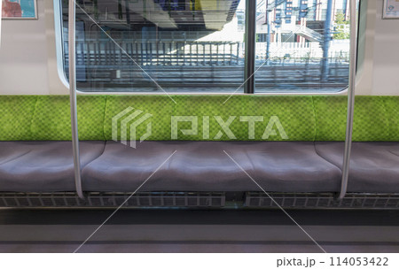 車内から見る電車　ホームに停車する電車　山手線　優先席　車内　(E235系) 114053422