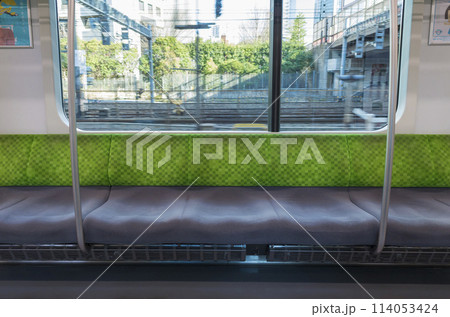 車内から見る電車　ホームに停車する電車　山手線　優先席　車内　(E235系) 114053424