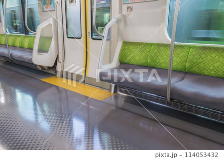 車内から見る電車　ホームに停車する電車　山手線　優先席　車内　(E235系) 114053432