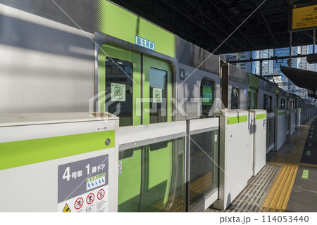 車内から見る電車 ホームに停車する電車 山手線 優先席 車内 (E235系) 車内から見る電車 ホームに停車する電車 山手線 優先席 車内 (E235系) 114053440