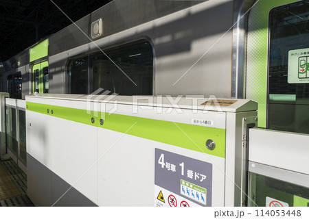 車内から見る電車 ホームに停車する電車 山手線 優先席 車内 (E235系) 車内から見る電車 ホームに停車する電車 山手線 優先席 車内 (E235系) 114053448