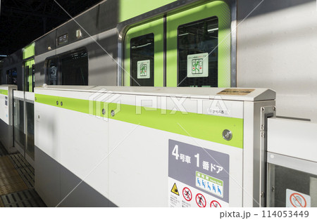 車内から見る電車 ホームに停車する電車 山手線 優先席 車内 (E235系) 車内から見る電車 ホームに停車する電車 山手線 優先席 車内 (E235系) 114053449