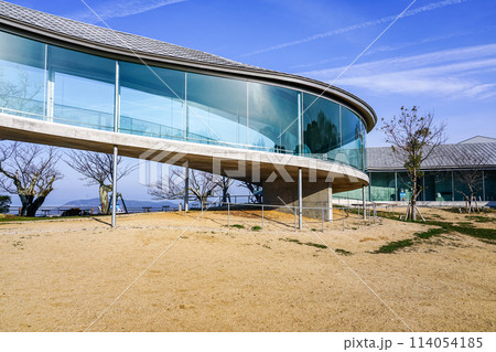 曲線・ガラス・起伏が美しい屋島山上交流拠点施設やしまーる（香川県高松市） 114054185