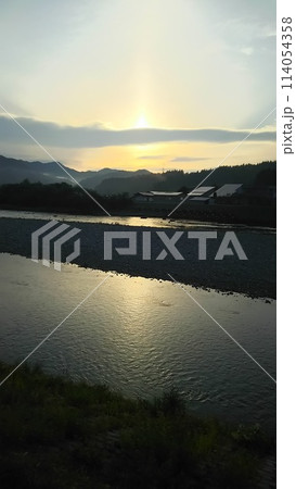 川に映る夕日 114054358