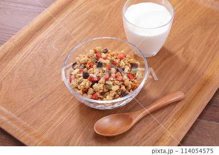 フルーツグラノーラ ヘルシーな朝食 114054575
