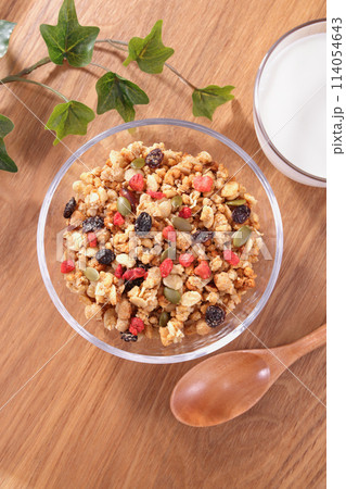 フルーツグラノーラ ヘルシーな朝食 フルーツグラノーラ ヘルシーな朝食 114054643