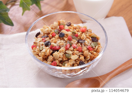 フルーツグラノーラ ヘルシーな朝食 114054679