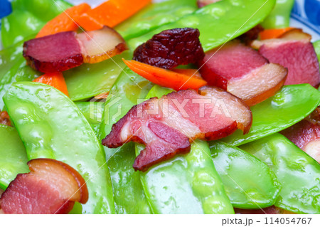 Stir-fried bacon with peas, daily food for Chinese people 114054767