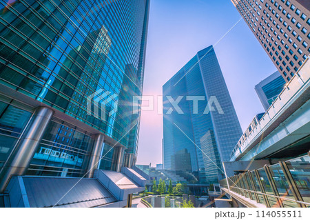 日本の東京都市景観 新景。汐留シティセンターの窓ガラスにも映るゆりかもめ。希望の光＝4月28日、汐留 114055511