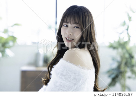 白ニットの若い女性 白ニットの若い女性 114056187