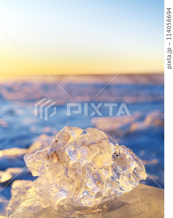 冬の北海道十勝川河口　朝焼けに染まる大津海岸のジュエリーアイス 114056694