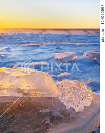 冬の北海道十勝川河口　朝焼けに染まる大津海岸のジュエリーアイス 114056697