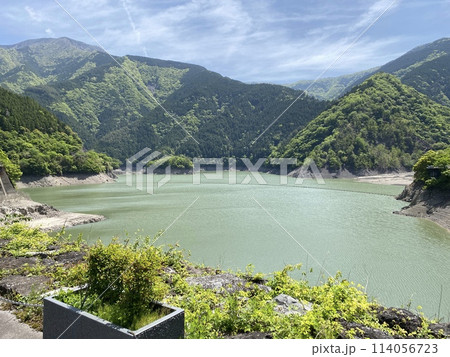 静岡県浜松市　水窪ダムの水窪湖 114056723