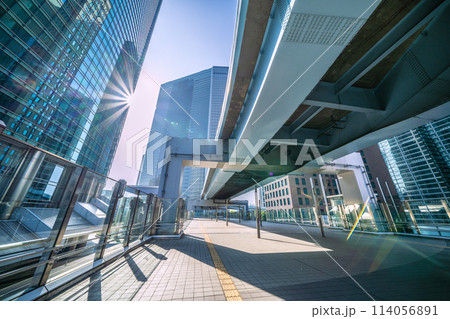 日本の東京都市景観 朝の光…夏のような日差しと青空が広がる汐留のオフィス街などを望む＝4月28日 114056891