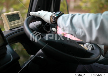 マイクロバスの運転 114056893