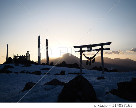 山頂の鳥居と日の出 山頂の鳥居と日の出 114057163