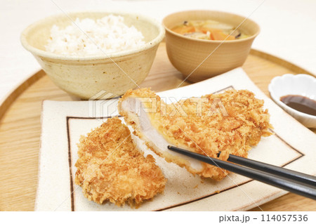 おいしいトンカツメインの和定食　シンプルな一汁一菜のイメージ 114057536
