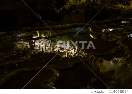 洞窟の水たまりにうつる鍾乳石 洞窟の水たまりにうつる鍾乳石 114058034