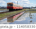 水鏡を行く小湊鉄道の普通列車 114058330